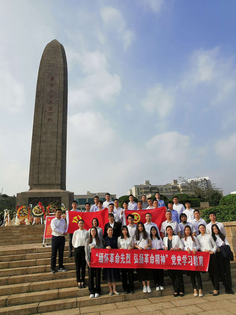 9-深乐玩团委组织基层党员、团青年赴丽江革命义士陵寝，发展“怀想革命先烈-弘扬革命心灵”党史进建教育“清明祭英烈”实地祭扫.jpg